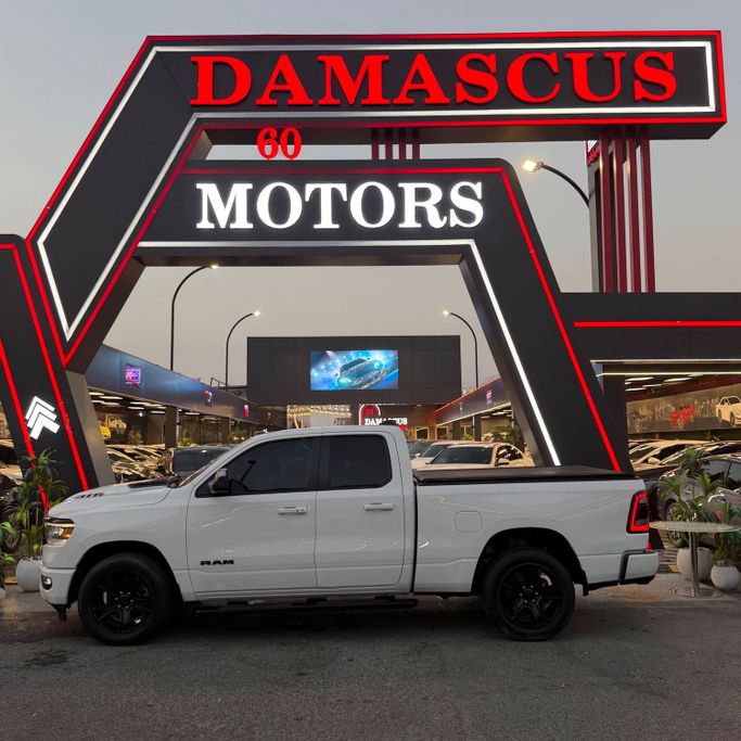 Подержанный RAM 1500 IV (DS/DJ), 5.7 л, 2021 в Аджмане от Syria Motors Белый цвет. Американская | AUTO.AE