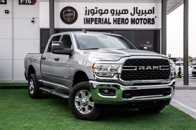 مستعملة ⁦RAM 2500 V (DT)، 6.4 l، 2024⁩ في في الإمارات, عجمان من IMPERIAL HERO MOTORS، اللون فضي. المواصفات الأمريكية | AUTO.AE | إعلان #289492