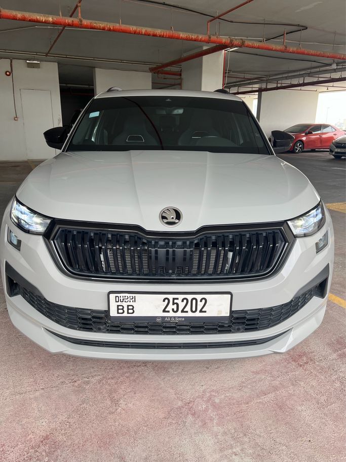مستعملة Skoda Kodiaq أنا فيس ليفت, 1.4 l, 2024 في في عجمان، اللون رمادي. مواصفات الخليج | AUTO.AE