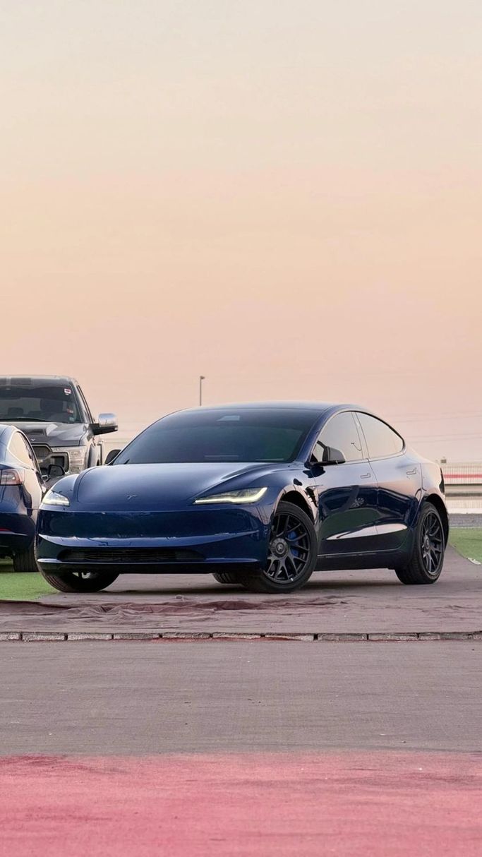 Подержанный Tesla Model 3 I Рестайлинг, 2024 в Аджмане от Abu Rashid Cars  Синий цвет. GCC | AUTO.AE