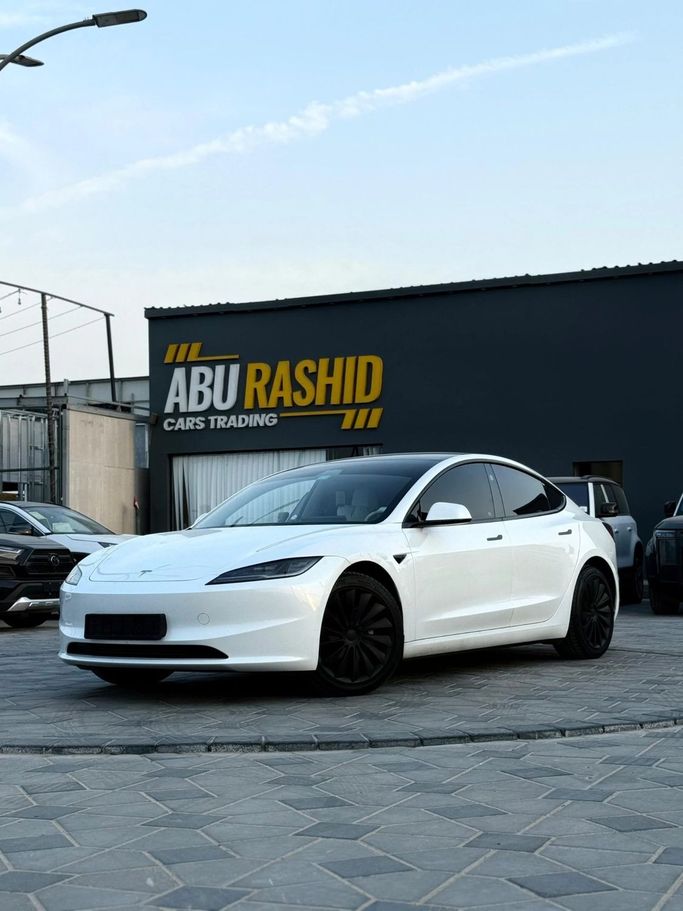 Подержанный Tesla Model 3 Long Range I Рестайлинг, 2024 в Аджмане от Abu Rashid Cars  Белый цвет. GCC | AUTO.AE