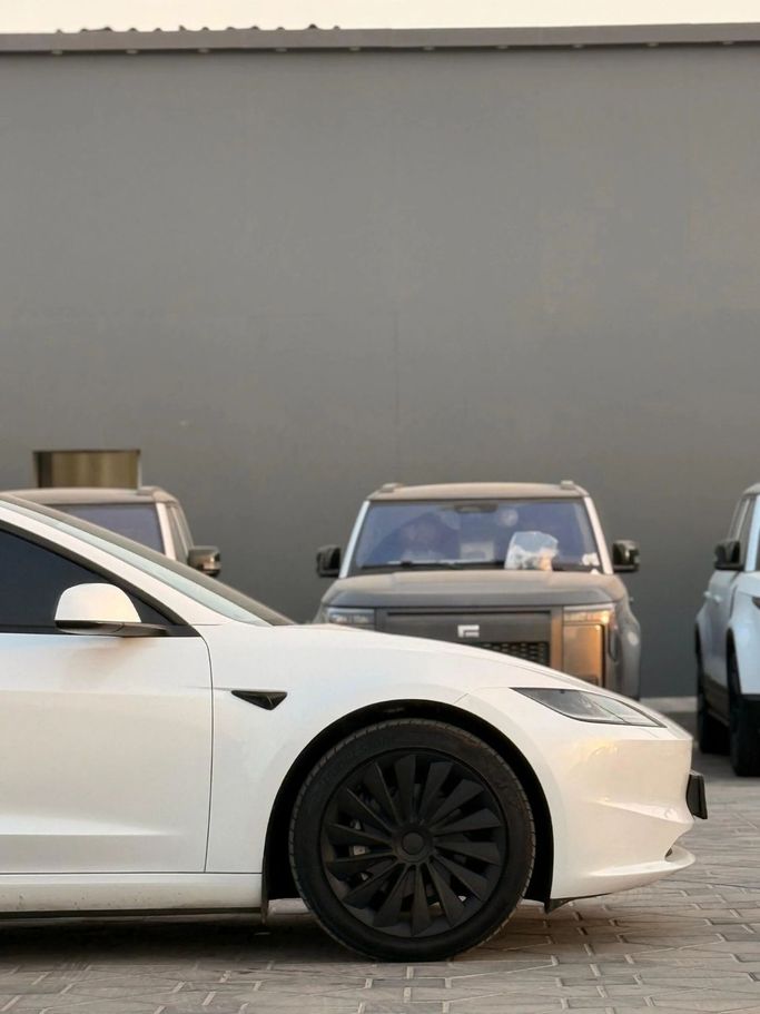 Подержанный Tesla Model 3 Long Range I Рестайлинг, 2024 в Аджмане от Abu Rashid Cars  Белый цвет. GCC | AUTO.AE