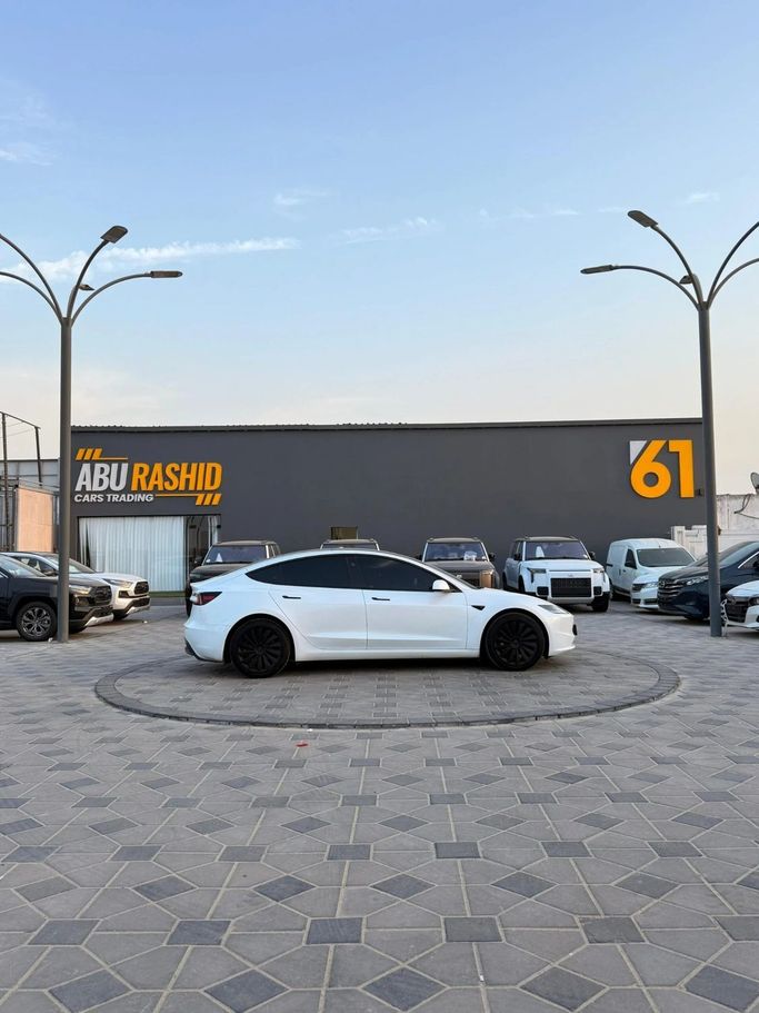 Подержанный Tesla Model 3 Long Range I Рестайлинг, 2024 в Аджмане от Abu Rashid Cars  Белый цвет. GCC | AUTO.AE