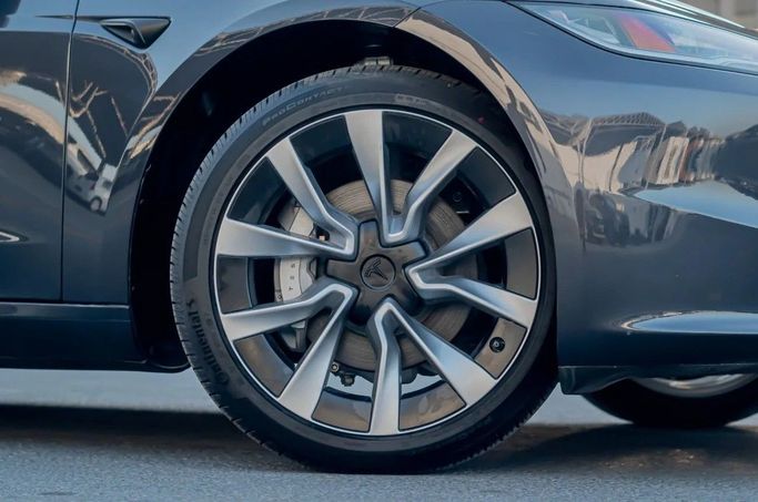 Новый Tesla Model 3 I Рестайлинг, 2024 в Аджмане от AMG Cars Серый цвет. Американская | AUTO.AE