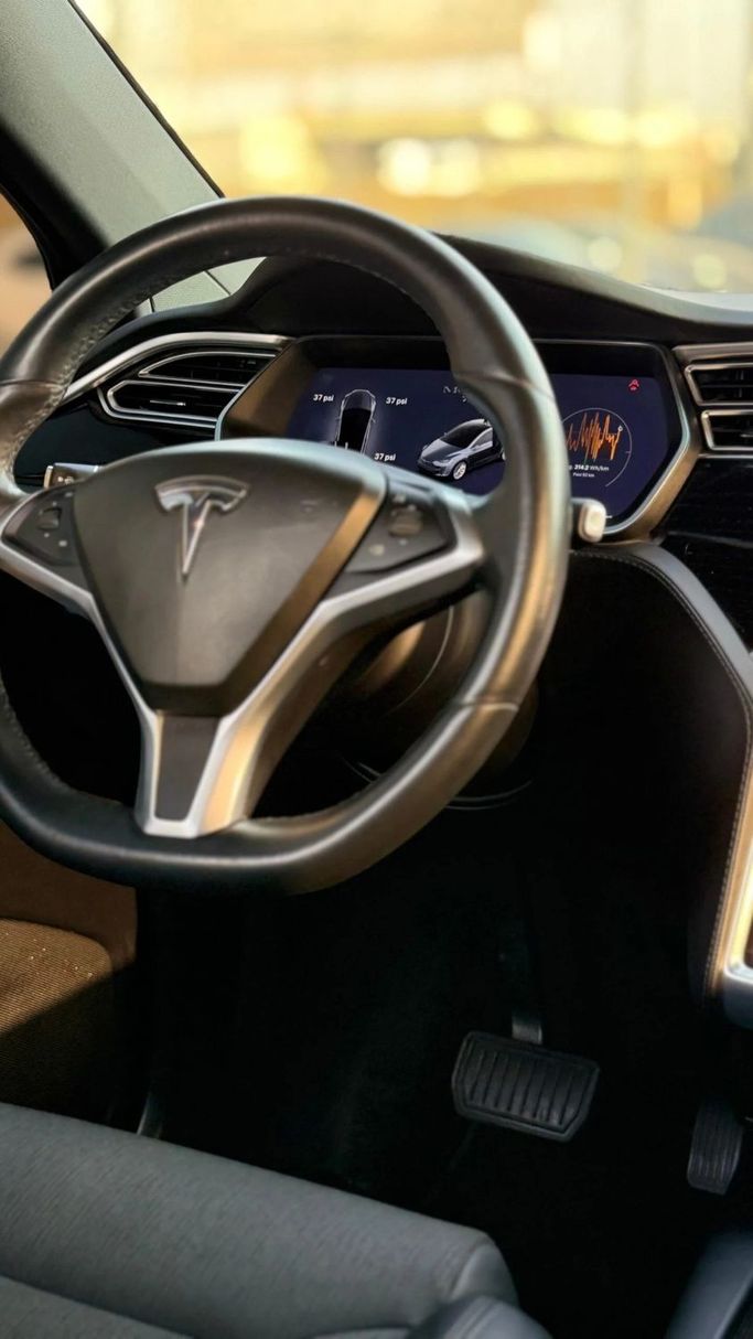 Подержанный Tesla Model X 75D I, 2018 в Аджмане от Abu Rashid Cars  Черный цвет. GCC | AUTO.AE