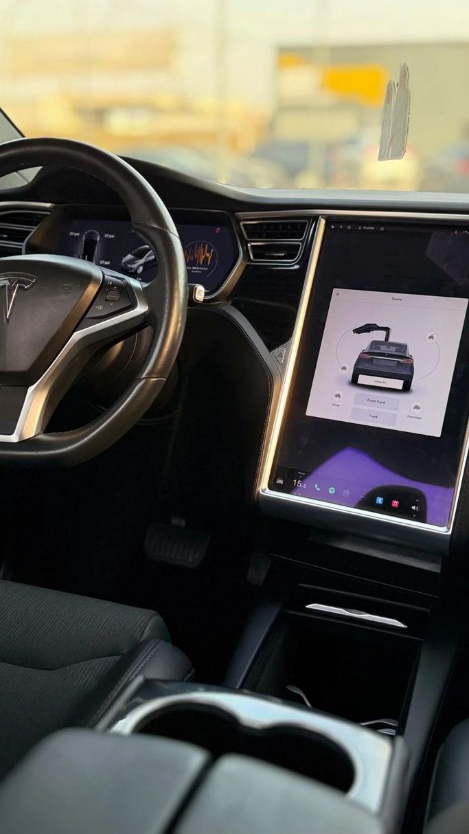 Подержанный Tesla Model X 75D I, 2018 в Аджмане от Abu Rashid Cars  Черный цвет. GCC | AUTO.AE