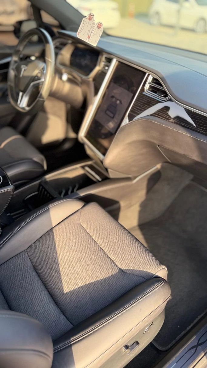 Подержанный Tesla Model X 75D I, 2018 в Аджмане от Abu Rashid Cars  Черный цвет. GCC | AUTO.AE