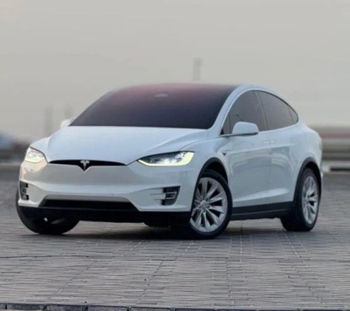 Подержанный Tesla Model X 75D I, 2018 в Аджмане от Abu Rashid Cars  Белый цвет. GCC | AUTO.AE