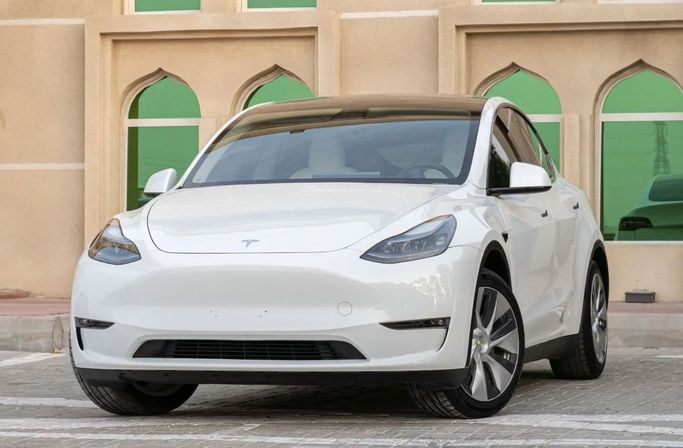 Подержанный Tesla Model Y Long Range I, 2023 в Аджмане от AMG Cars Белый цвет. GCC | AUTO.AE