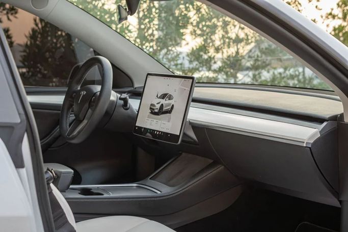 Подержанный Tesla Model Y Long Range I, 2023 в Аджмане от AMG Cars Белый цвет. GCC | AUTO.AE