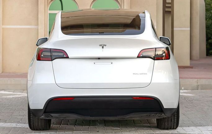 Подержанный Tesla Model Y Long Range I, 2023 в Аджмане от AMG Cars Белый цвет. GCC | AUTO.AE