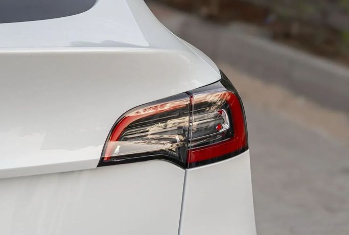 Подержанный Tesla Model Y Long Range I, 2023 в Аджмане от AMG Cars Белый цвет. GCC | AUTO.AE