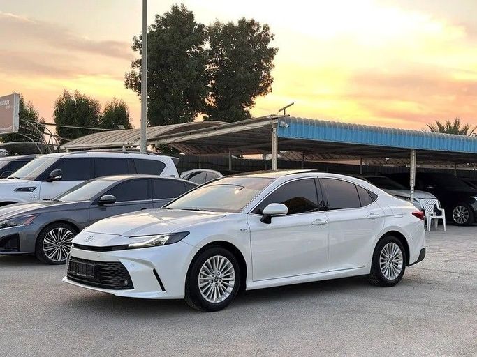 Used Toyota Camry IX (XV80), 2.5 l, 2025 in Ajman by SHEIKH MORAD USED CARS, White color. GCC Specs | AUTO.AE