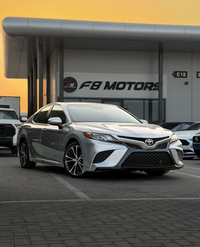 مستعملة Toyota Camry عملية فيس ليفت VIII (XV70), 2.5 l, 2020 في في عجمان من F8 MOTORS، اللون فضي. المواصفات الأمريكية | AUTO.AE | إعلان #266512