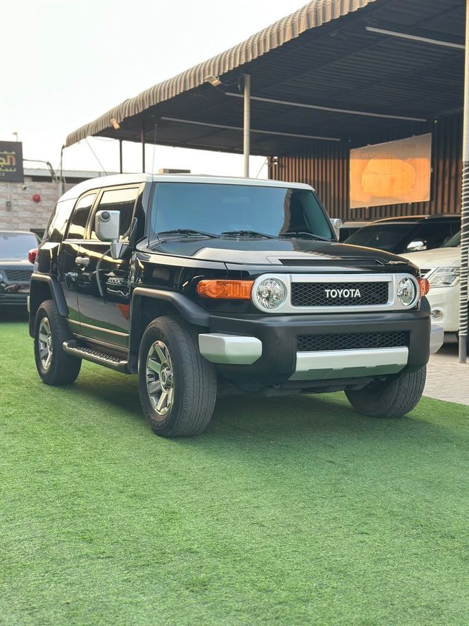 مستعملة ⁦Toyota FJ Cruiser، 4.0 l، 2022⁩ في في الإمارات, عجمان من DEAL CARS، اللون أسود. مواصفات الخليج | AUTO.AE | إعلان #288133