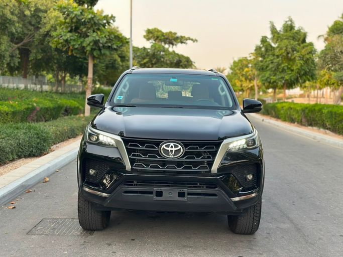 مستعملة ⁦Toyota Fortuner فيس ليفت الثاني، 2.7 l، 2026⁩ في في الإمارات, عجمان من SHEIKH MORAD USED CARS، اللون أسود. مواصفات الخليج | AUTO.AE | إعلان #287882