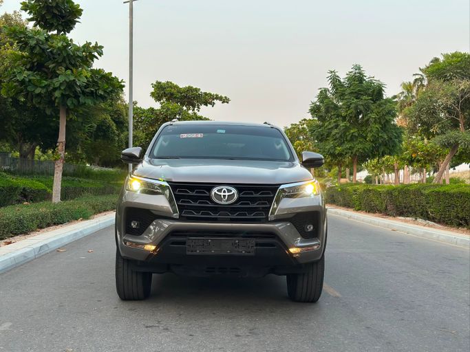مستعملة ⁦Toyota Fortuner فيس ليفت الثاني، 4.0 l، 2024⁩ في في الإمارات, عجمان من SHEIKH MORAD USED CARS، اللون بني. مواصفات الخليج | AUTO.AE | إعلان #287902