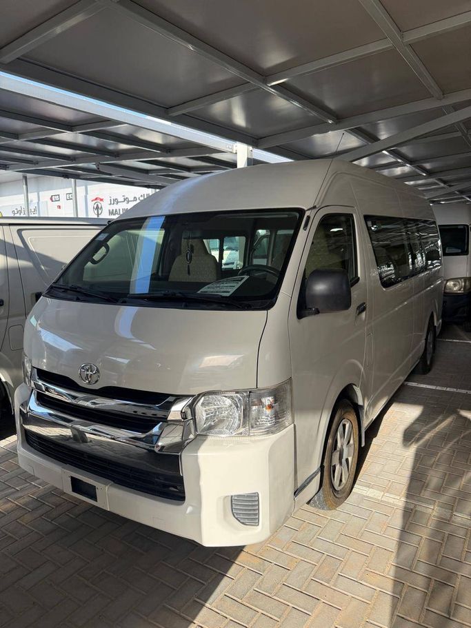 Подержанный Toyota HiAce H200 Рестайлинг, 2.0 л, 2018 в Аджмане от MALIK MOTORS FZC Серебристый цвет.  | AUTO.AE | Объявление #268016