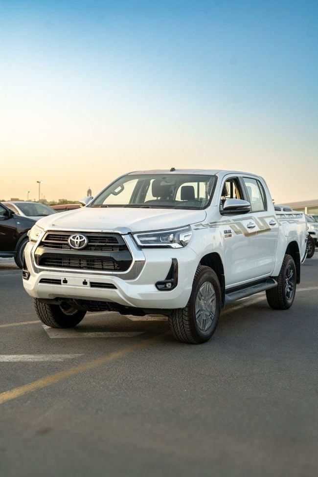 Новый Toyota Hilux VIII Рестайлинг, 2.4 л, 2025 в Аджмане от MAKKI MOTORS Белый цвет. GCC | AUTO.AE