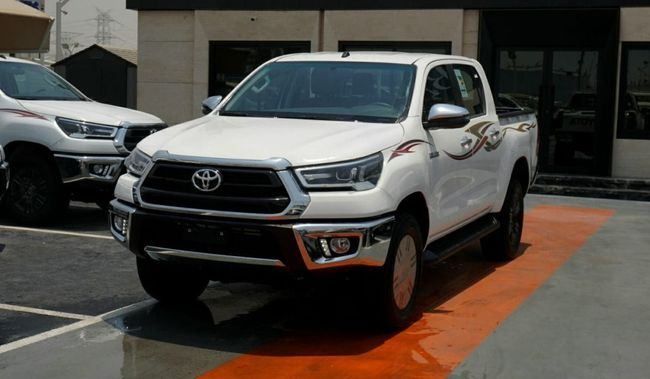 Новый Toyota Hilux VIII Рестайлинг, 2.7 л, 2025 в Аджмане от MAKKI MOTORS Белый цвет. GCC | AUTO.AE