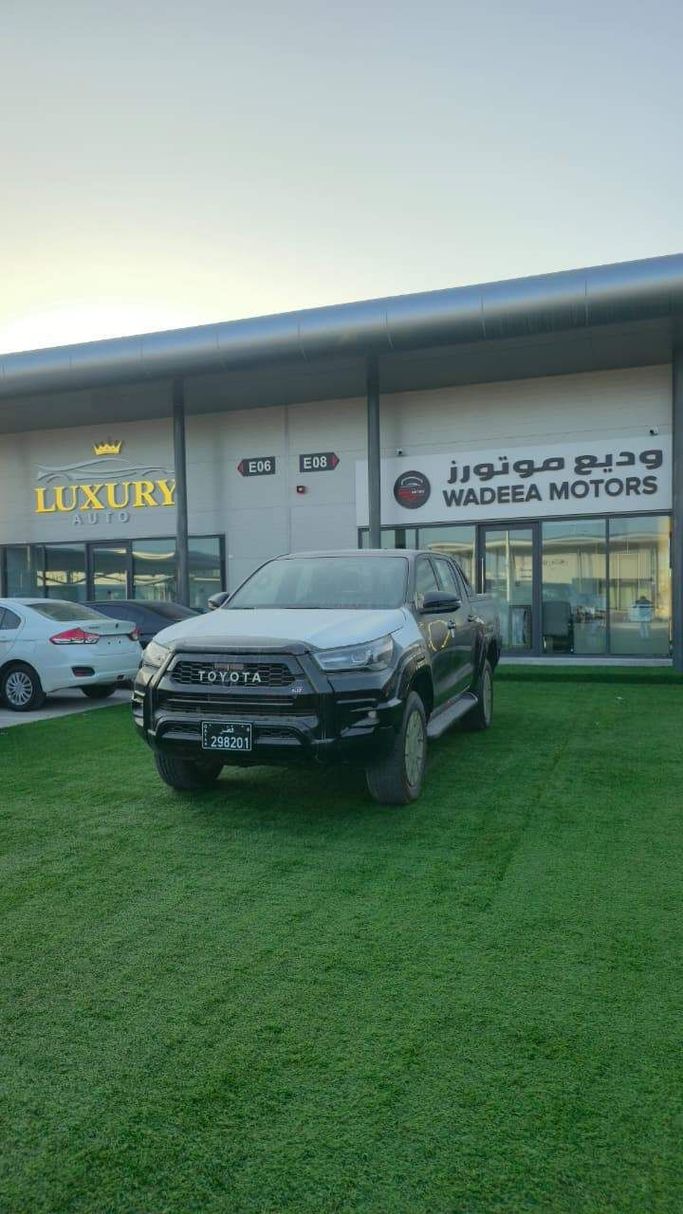 Новый Toyota Hilux VIII Рестайлинг, 4.0 л, 2022 в Аджмане от WADEEA MOTORS Черный цвет. GCC | AUTO.AE