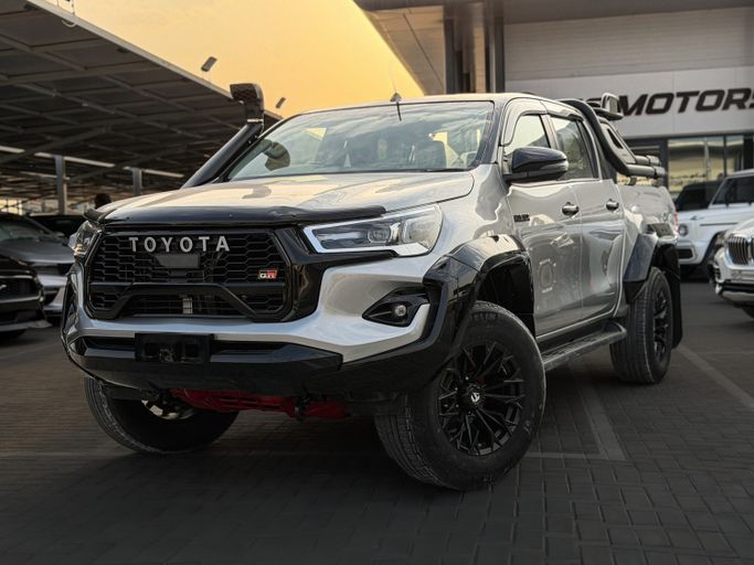 Подержанный Toyota Hilux VIII Рестайлинг, 2.4 л, 2023 в ОАЭ, Аджман от F8 MOTORS Серебристый цвет. Australian Specs | AUTO.AE | Объявление #274254