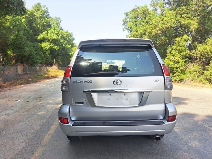مستعملة Toyota Land Cruiser Prado 120 Series 120 Series Facelift، 2.7 لتر، 2007 في الإمارات، عجمان من Wahat Al Umra Used Cars، اللون فضي. مواصفات الخليج | AUTO.AE | إعلان #295602 — صورة 4 من 11