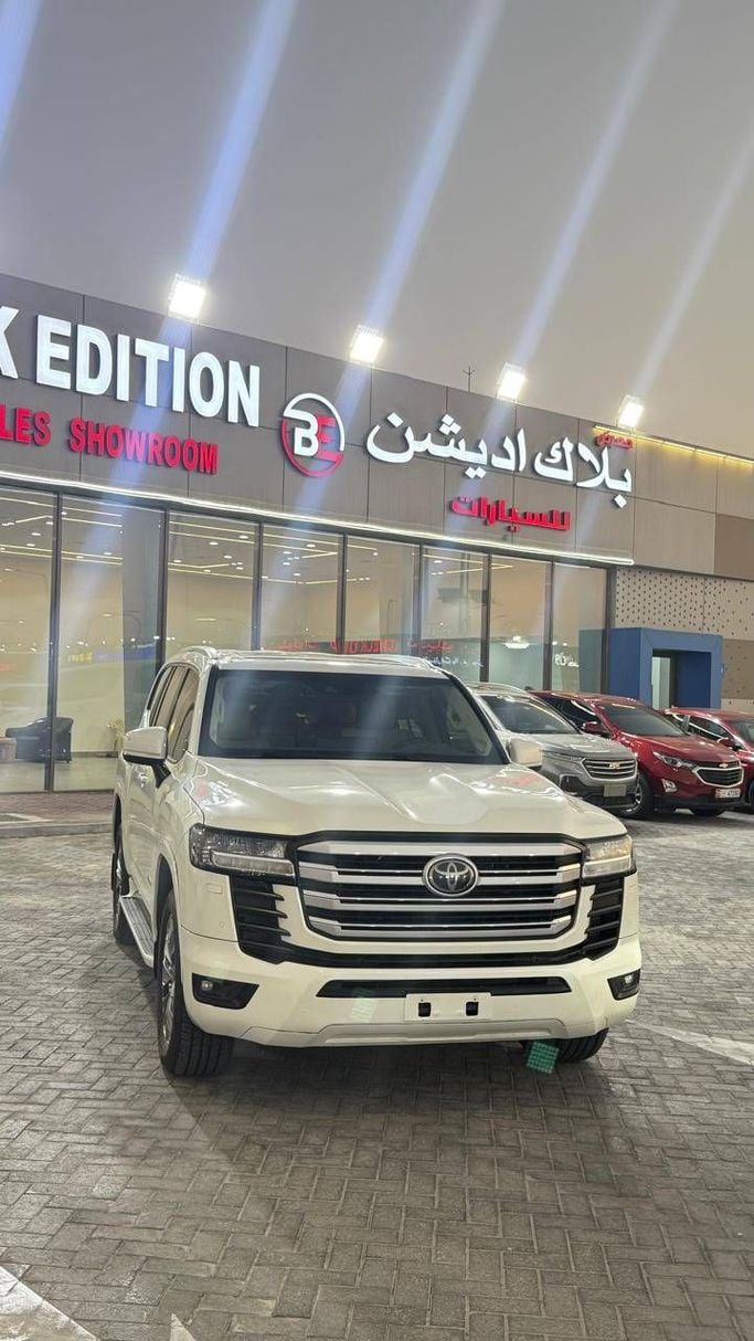 Подержанный Toyota Land Cruiser 300 Series, 3.4 л, 2023 в Абу-Даби от Black Edition Motors Белый цвет. GCC | AUTO.AE
