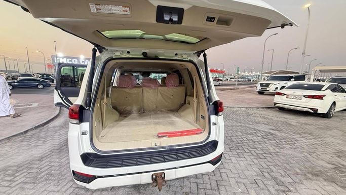 Подержанный Toyota Land Cruiser 300 Series, 3.4 л, 2023 в Абу-Даби от Black Edition Motors Белый цвет. GCC | AUTO.AE
