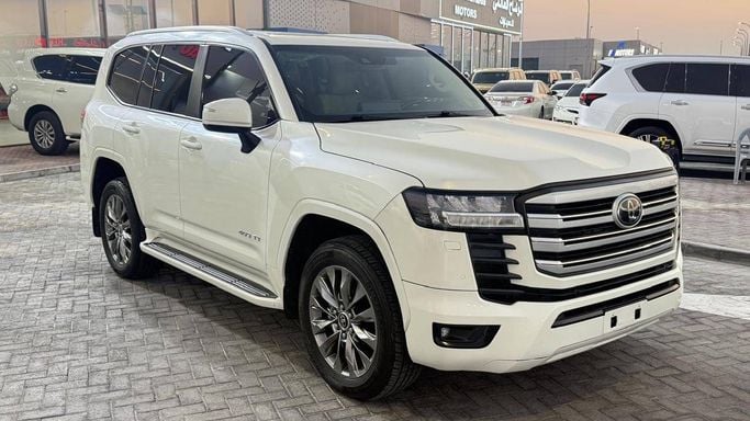 Подержанный Toyota Land Cruiser 300 Series, 3.4 л, 2023 в Абу-Даби от Black Edition Motors Белый цвет. GCC | AUTO.AE