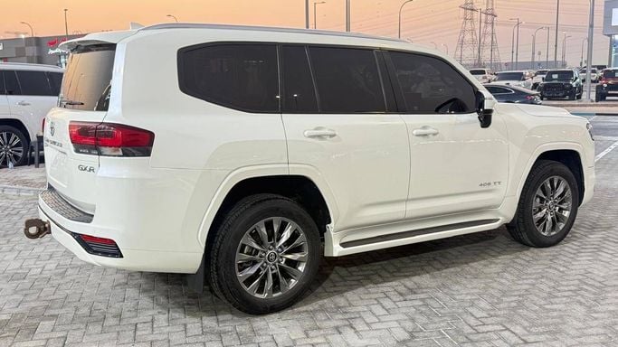 Подержанный Toyota Land Cruiser 300 Series, 3.4 л, 2023 в Абу-Даби от Black Edition Motors Белый цвет. GCC | AUTO.AE