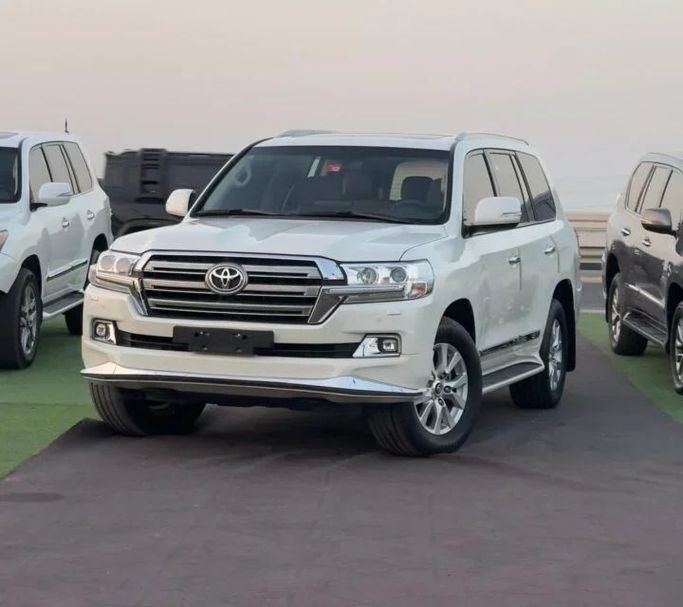 Used Toyota Land Cruiser 200 Series Facelift 2, 4.6 l, 2018 in Ajman by Abu Rashid Cars , White color. GCC Specs | AUTO.AE