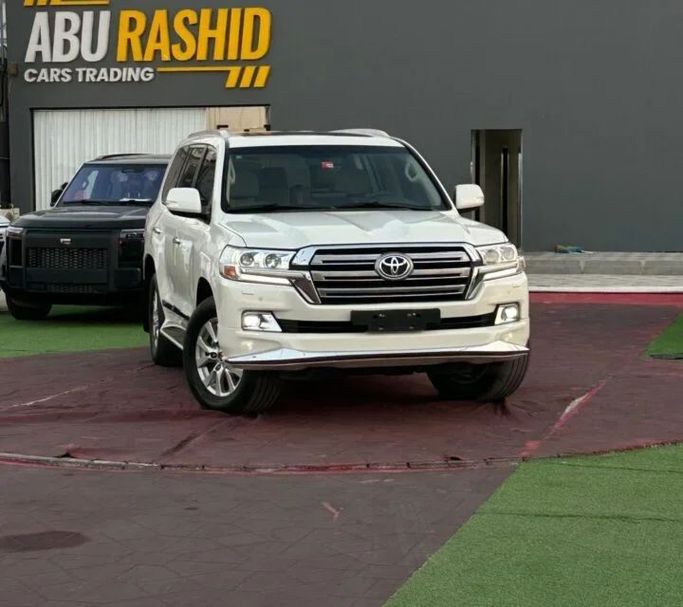 Used Toyota Land Cruiser 200 Series Facelift 2, 4.6 l, 2018 in Ajman by Abu Rashid Cars , White color. GCC Specs | AUTO.AE