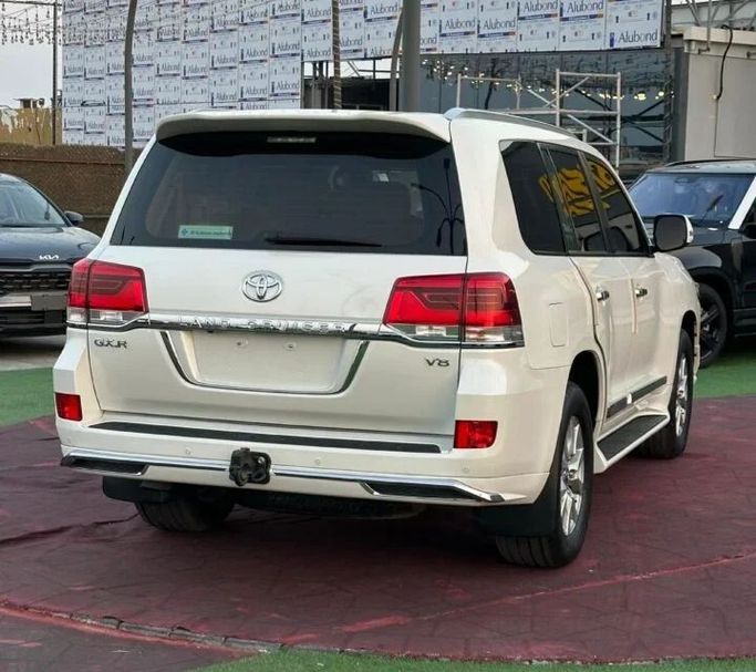 Used Toyota Land Cruiser 200 Series Facelift 2, 4.6 l, 2018 in Ajman by Abu Rashid Cars , White color. GCC Specs | AUTO.AE