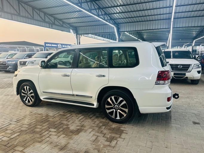 Used Toyota Land Cruiser 200 Series Facelift 2, 5.7 l, 2019 in Ajman by Amazon, White color. GCC Specs | AUTO.AE
