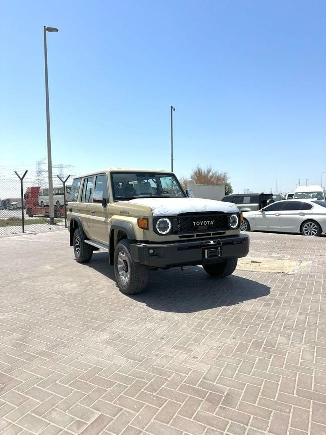 Новый Toyota Land Cruiser 70 Series Рестайлинг 2, 2.8 л, 2025 в Аджмане от MAKKI MOTORS Бежевый цвет. GCC | AUTO.AE