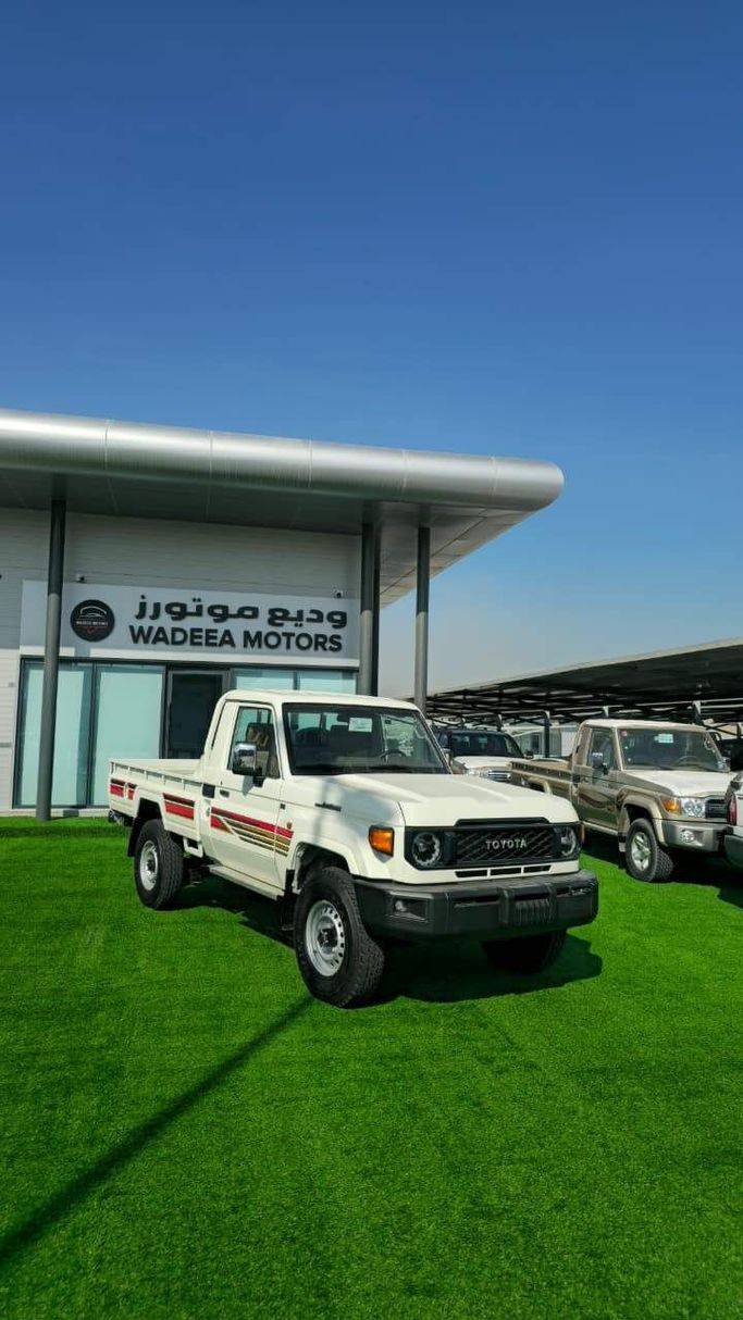 Новый Toyota Land Cruiser 70 Series Рестайлинг 2, 4.0 л, 2025 в Аджмане от WADEEA MOTORS Белый цвет. GCC | AUTO.AE
