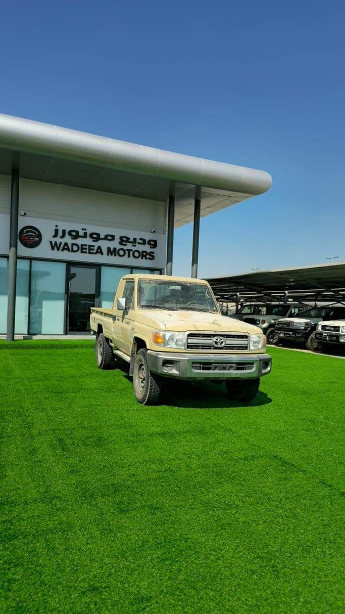 Новый Toyota Land Cruiser 70 Series Рестайлинг 1, 4.0 л, 2013 в Аджмане от WADEEA MOTORS Бежевый цвет. GCC | AUTO.AE