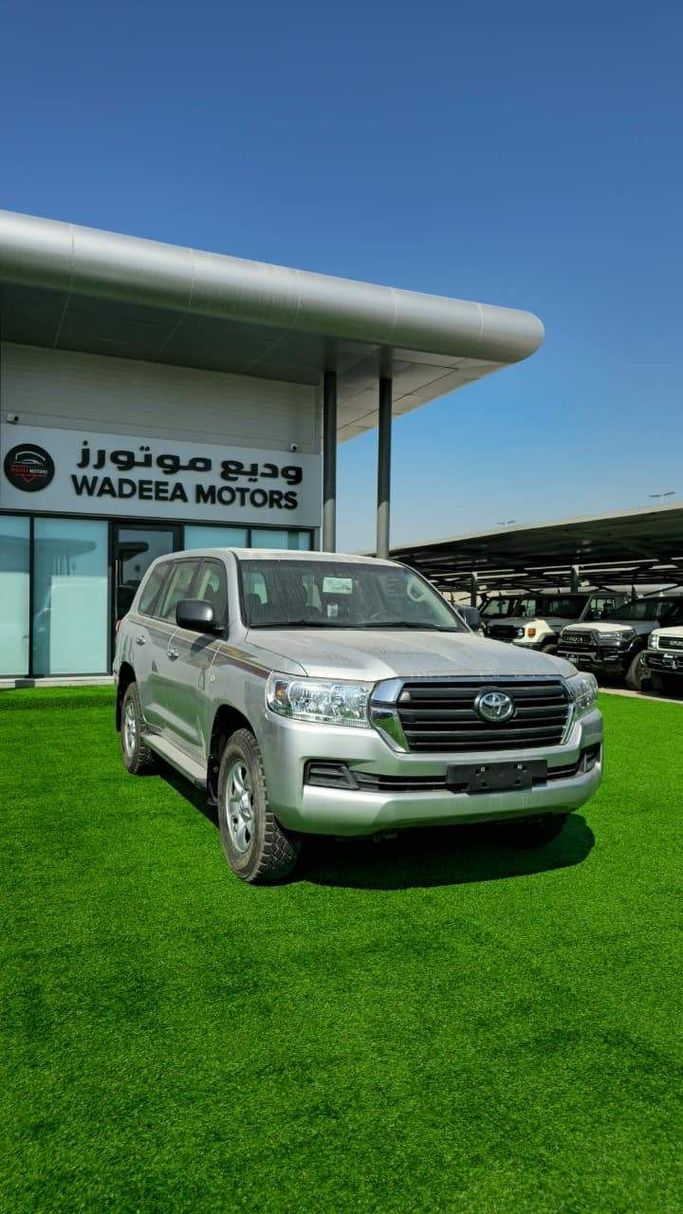 Новый Toyota Land Cruiser 200 Series Рестайлинг 2, 4.0 л, 2021 в Аджмане от WADEEA MOTORS Серебристый цвет. GCC | AUTO.AE