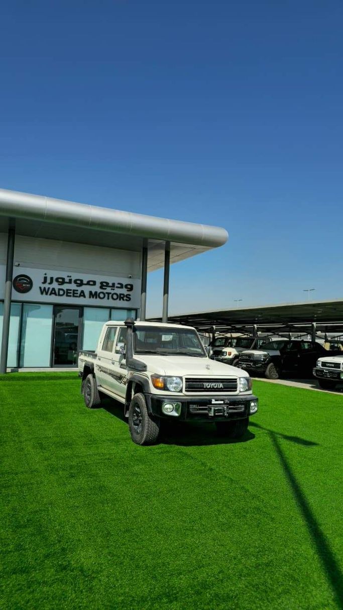 Новый Toyota Land Cruiser 70 Series Рестайлинг 1, 4.0 л, 2022 в Аджмане от WADEEA MOTORS Белый цвет. GCC | AUTO.AE