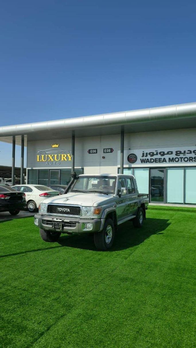 Новый Toyota Land Cruiser 70 Series Рестайлинг 1, 4.0 л, 2021 в Аджмане от WADEEA MOTORS Серебристый цвет. GCC | AUTO.AE