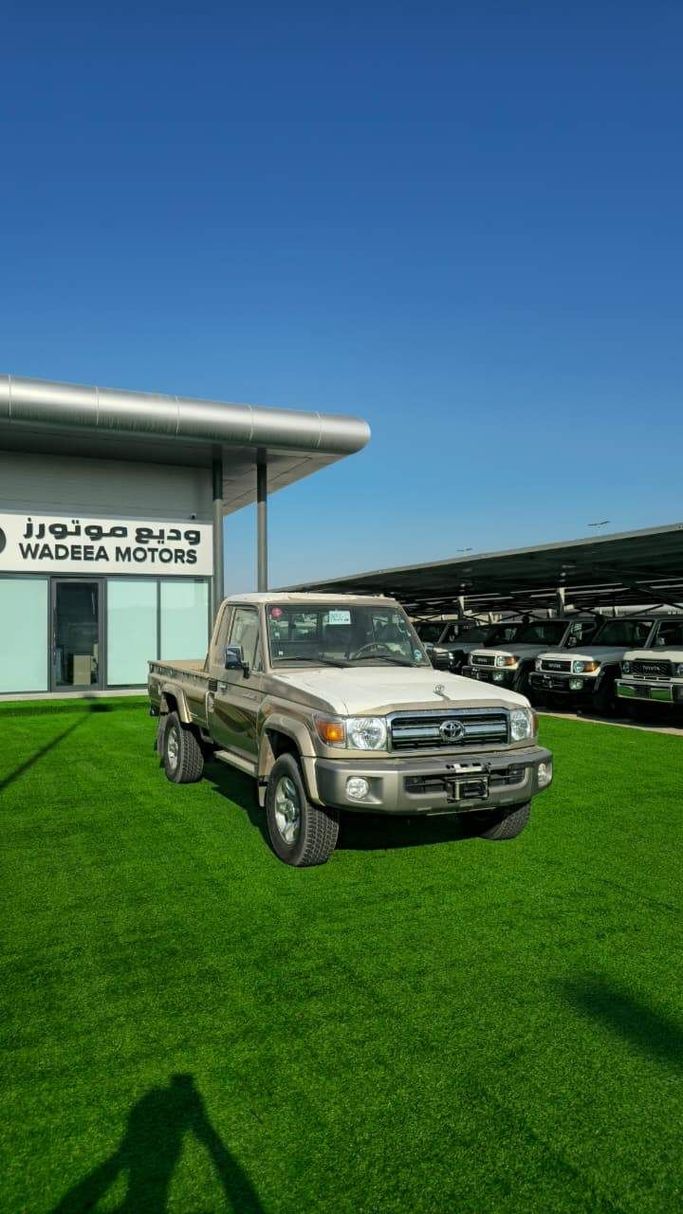 Подержанный Toyota Land Cruiser 70 Series Рестайлинг 1, 4.0 л, 2009 в Аджмане от WADEEA MOTORS Золотистый цвет. GCC | AUTO.AE