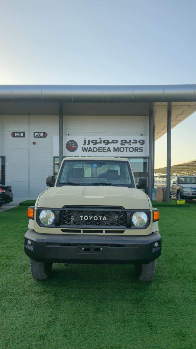 Новый Toyota Land Cruiser 70 Series Рестайлинг 2, 4.0 л, 2025 в Аджмане от WADEEA MOTORS Бежевый цвет. GCC | AUTO.AE