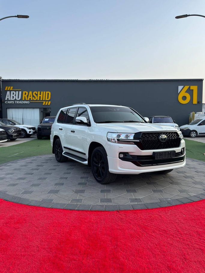 Подержанный Toyota Land Cruiser 200 Series Рестайлинг 2, 5.7 л, 2019 в Аджмане от Abu Rashid Cars  Белый цвет. GCC | AUTO.AE