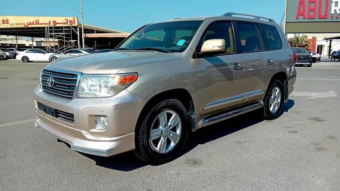 مستعملة Toyota Land Cruiser 200 Series 200 Series Facelift 1, 4.0 l, 2015 في في عجمان من DAR AL SAFWA USED CARS، اللون ذهبي. مواصفات الخليج | AUTO.AE