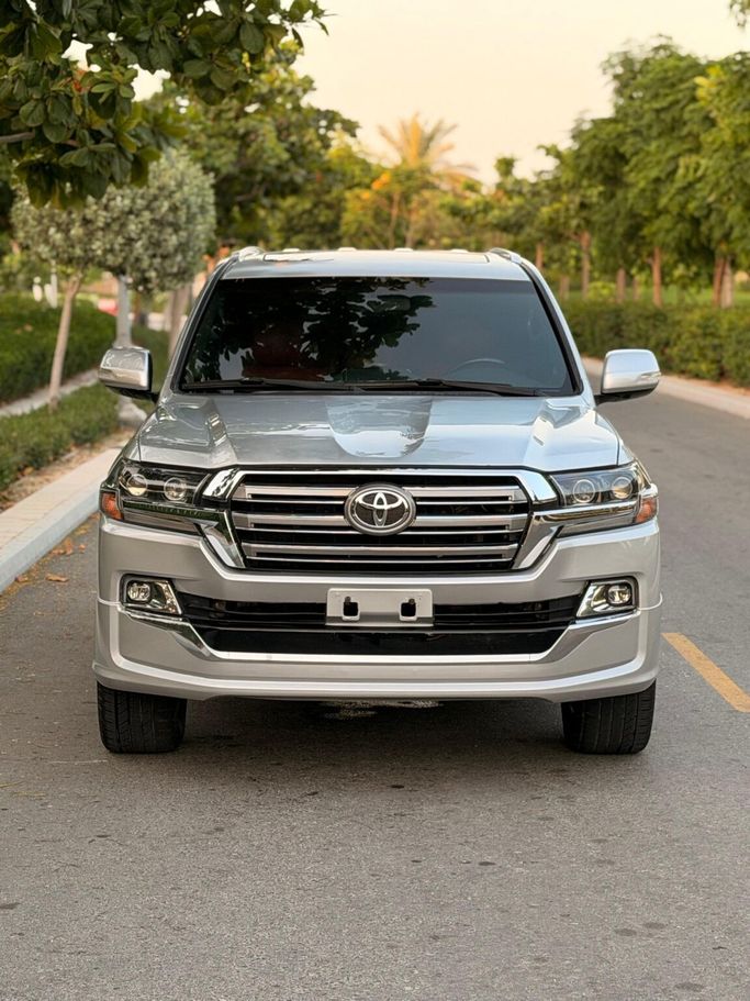 مستعملة Toyota Land Cruiser 200 Series 200 Series Facelift 1, 5.7 l, 2014 في في الإمارات, عجمان من ALQIMMA 17، اللون فضي.  | AUTO.AE | إعلان #276608