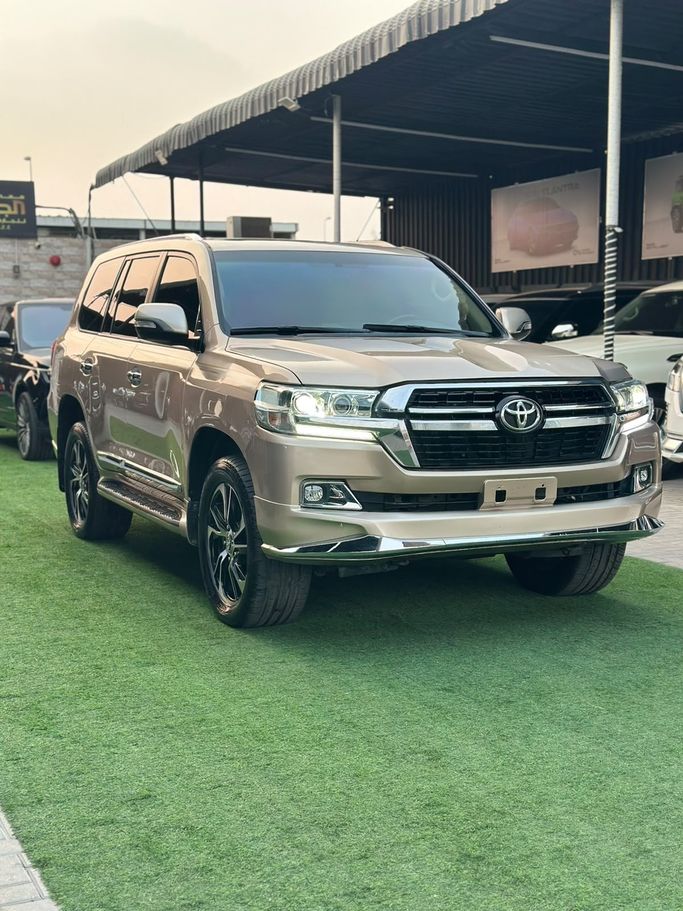 مستعملة ⁦Toyota Land Cruiser 200 Series 200 Series Facelift 2، 4.6 l، 2015⁩ في في الإمارات, عجمان من DEAL CARS، اللون ذهبي. مواصفات الخليج | AUTO.AE | إعلان #288127