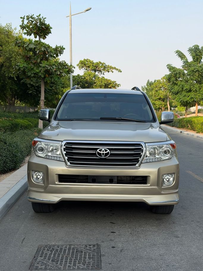 مستعملة ⁦Toyota Land Cruiser السلسلة 200، 5.7 l، 2011⁩ في في الإمارات, عجمان من DEAL CARS، اللون ذهبي. مواصفات الخليج | AUTO.AE | إعلان #288146