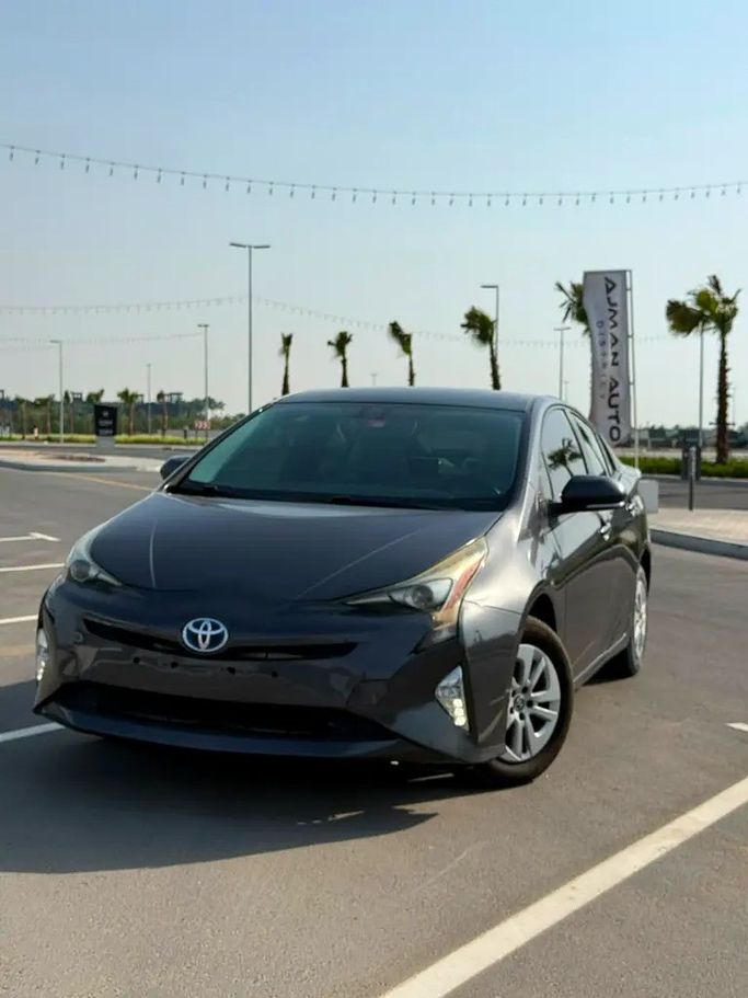 مستعملة Toyota Prius IV (XW50), 1.8 l, 2017 في في عجمان من EBARIZ AUTO، اللون رمادي. مواصفات الخليج | AUTO.AE | إعلان #271145