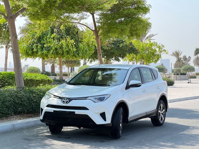 مستعملة ⁦Toyota RAV4 عملية فيس ليفت IV (XA40)، 2.5 l، 2017⁩ في في الإمارات, عجمان من RAOUS AL JEBAAL، اللون أبيض. مواصفات الخليج | AUTO.AE | إعلان #264442